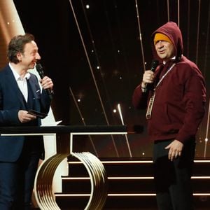 Exclusif - Stépahne Bern, Laurent Gerra (dans son personnage de Booba de contention) lors de l'enregistrement de l'émission "Laurent Gerra, l'anniversaire événement" présentée par S.Bern et qui sera diffusée le 7 juin 2025 sur France 2, au théâtre Marigny, à Paris, France, le 28 avril 2025. © Clovis-Moreau/Bestimage