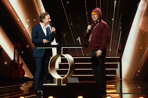 Exclusif - Stépahne Bern, Laurent Gerra (dans son personnage de Booba de contention) lors de l'enregistrement de l'émission "Laurent Gerra, l'anniversaire événement" présentée par S.Bern et qui sera diffusée le 7 juin 2025 sur France 2, au théâtre Marigny, à Paris, France, le 28 avril 2025. © Clovis-Moreau/Bestimage