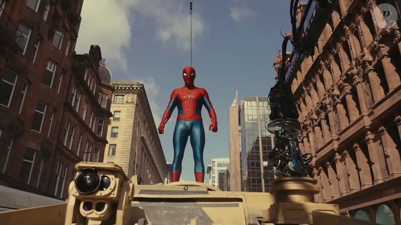 Pour l'heure, le tournage du nouveau Marvel est à l'arrêt jusqu'à nouvel ordre.

Tom Holland sur le tournage de "Spider-man".

Photo : Backgrid UK / Bestimage