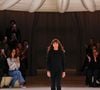 Dans son autobiographie "Un regard, Une vie" chez Chanel, Virginie Viard revient sur les coulisses de cette fin brutale, survenue en juin 2024, à la veille d’un défilé qu’elle avait conçu.

La créatrice de mode Virginie Viard au défilé Chanel Haute Couture Printemps/Été 2024 dans le cadre de la Fashion Week de Paris (PFW), au Grand Palais Éphémère, à Paris, France, le 23 janvier 2024. 

Agence / Bestimage