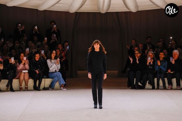 Dans son autobiographie "Un regard, Une vie" chez Chanel, Virginie Viard revient sur les coulisses de cette fin brutale, survenue en juin 2024, à la veille d’un défilé qu’elle avait conçu.

La créatrice de mode Virginie Viard au défilé Chanel Haute Couture Printemps/Été 2024 dans le cadre de la Fashion Week de Paris (PFW), au Grand Palais Éphémère, à Paris, France, le 23 janvier 2024. 

Agence / Bestimage