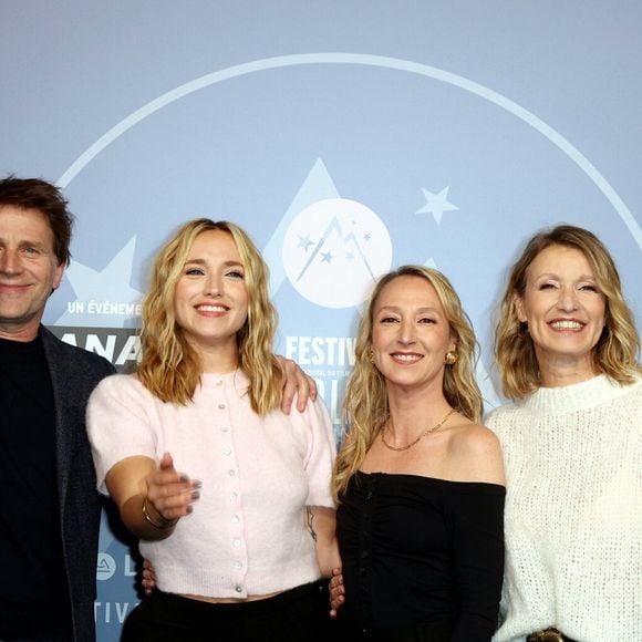 Thomas Jouannet, Chloé Jouannet, Audrey Lamy et Alexandra Lamy - Tapis rouge de la cérémonie d'ouverture du 29e Festival international du film de comédie de l'Alpe d'Huez, le 19 janvier 2026. © Dominique Jacovides/Bestimage