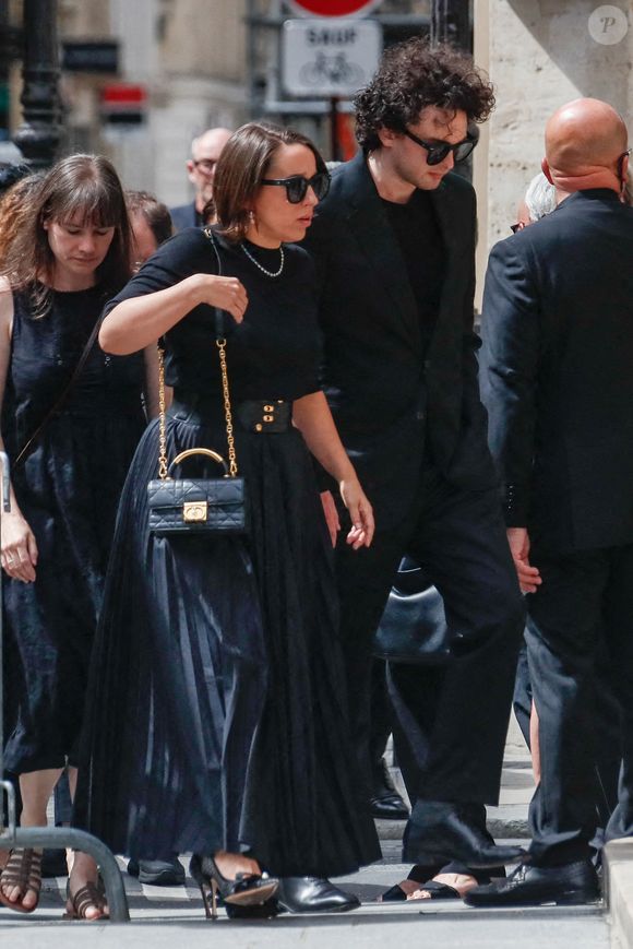 Manon Ardisson et son mari Samuel de Ceccaty - Arrivées aux obsèques de Thierry Ardisson en l’église Saint-Roch de Paris, France, le 17 juillet 2025. © Clovis-Jacovides/Bestimage