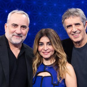 Elle est entourée de deux grands chanteurs, Julien Clerc et Pascal Obispo, ainsi que de l’acteur Antoine Duléry.

Exclusif - Julien Clerc, Antoine Dulery, Julie Zenatti en backstage lors de l'enregistrement de l'émission "La Boîte à secrets", présentée par F.Bollaert et diffusée le 2 janvier 2026 sur France 3, dans les studios du Lendit à Saint-Denis, France, le 1er décembre 2025. © Cyril Moreau/Bestimage