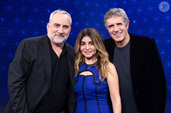 Elle est entourée de deux grands chanteurs, Julien Clerc et Pascal Obispo, ainsi que de l’acteur Antoine Duléry.

Exclusif - Julien Clerc, Antoine Dulery, Julie Zenatti en backstage lors de l'enregistrement de l'émission "La Boîte à secrets", présentée par F.Bollaert et diffusée le 2 janvier 2026 sur France 3, dans les studios du Lendit à Saint-Denis, France, le 1er décembre 2025. © Cyril Moreau/Bestimage