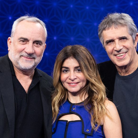 Elle est entourée de deux grands chanteurs, Julien Clerc et Pascal Obispo, ainsi que de l’acteur Antoine Duléry.

Exclusif - Julien Clerc, Antoine Dulery, Julie Zenatti en backstage lors de l'enregistrement de l'émission "La Boîte à secrets", présentée par F.Bollaert et diffusée le 2 janvier 2026 sur France 3, dans les studios du Lendit à Saint-Denis, France, le 1er décembre 2025. © Cyril Moreau/Bestimage