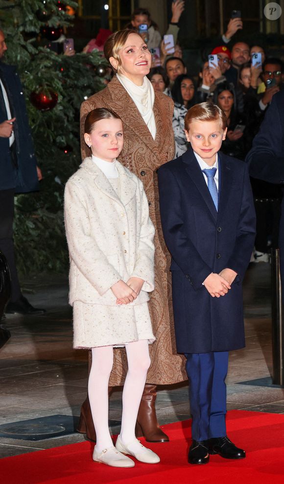 La Princesse Gabriella de Monaco, le Prince Jacques de Monaco et la Princesse Charlene de Monaco assistent à l'inauguration des illuminations de Noël sur la Place du Casino à Monte-Carlo, Monaco, le 29 novembre 2025. Photo Jean-Charles Vinaj/Abaca