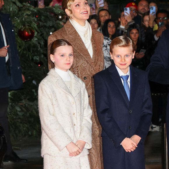 La Princesse Gabriella de Monaco, le Prince Jacques de Monaco et la Princesse Charlene de Monaco assistent à l'inauguration des illuminations de Noël sur la Place du Casino à Monte-Carlo, Monaco, le 29 novembre 2025. Photo Jean-Charles Vinaj/Abaca
