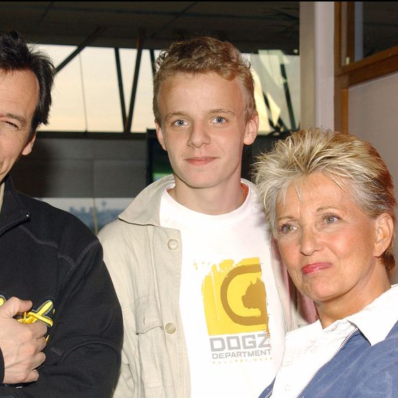 Le présentateur de télévision Jean-Luc Reichmann, son fils Hugo et la journaliste Pierrette Bres assistent à la soirée 'Bubble' à l'hippodrome de Vincennes-France le 15 mai 2004. Photo par Francois-Xavier Lamperti/Abaca