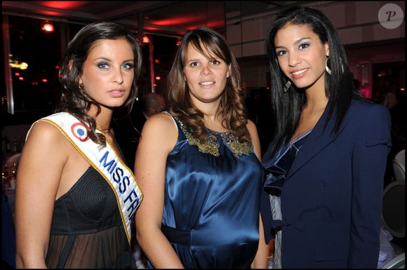 Chloé Mortaud, Malika Ménard et Laure Manaudou au dîner de Gala de la Mode contre le sida au pavillon d'Armenonville.

© RACHID BELLAK / BESTIMAGE