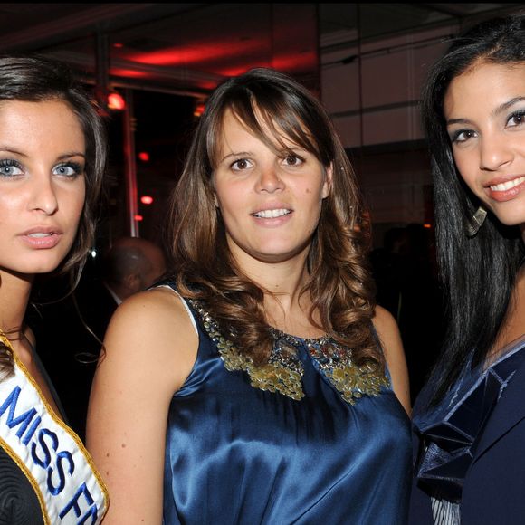 Chloé Mortaud, Malika Ménard et Laure Manaudou au dîner de Gala de la Mode contre le sida au pavillon d'Armenonville.

© RACHID BELLAK / BESTIMAGE