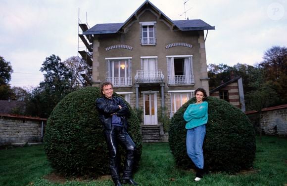 Archives - No Web - En France, au nord de Paris, chez eux, Bernard Lavilliers et sa compagne Corinne Touzet en novembre 1986.