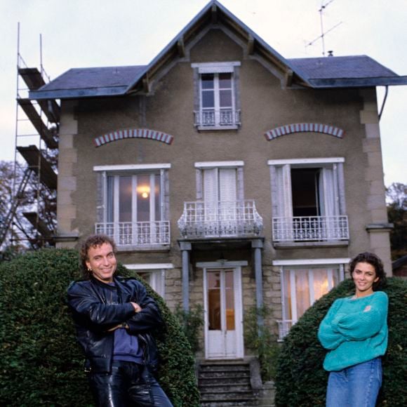 Archives - No Web - En France, au nord de Paris, chez eux, Bernard Lavilliers et sa compagne Corinne Touzet en novembre 1986.