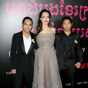 Angelina Jolie et ses fils Maddox Jolie-Pitt et Pax Thien Jolie-Pitt à la première de ‘D’abord, ils ont tué mon père’ à New York, le 14 septembre 2017. © Backgrid USA / Bestimage