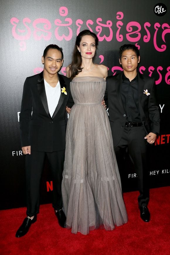 Angelina Jolie et ses fils Maddox Jolie-Pitt et Pax Thien Jolie-Pitt à la première de ‘D’abord, ils ont tué mon père’ à New York, le 14 septembre 2017. © Backgrid USA / Bestimage