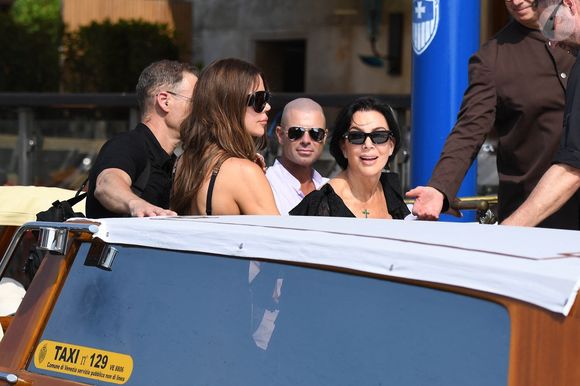 Kim Kardashian, sa sœur Khloé et leur mère Kris Jenner étaient également présentes.

Kim Kardashian, sa sœur Khloé et leur mère Kris Jenner arrivent avec style à l’hôtel Gritti Palace à Venise, descendant d’un bateau rapide pour rejoindre les invités du mariage de Jeff Bezos. Le trio est aperçu en train de discuter chaleureusement et de se mêler aux convives alors que les festivités débutent.

Backgrid USA / Bestimage