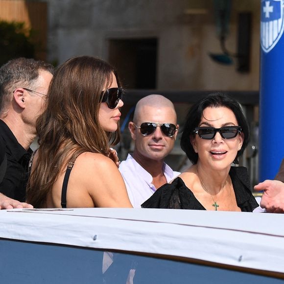 Kim Kardashian, sa sœur Khloé et leur mère Kris Jenner étaient également présentes.

Kim Kardashian, sa sœur Khloé et leur mère Kris Jenner arrivent avec style à l’hôtel Gritti Palace à Venise, descendant d’un bateau rapide pour rejoindre les invités du mariage de Jeff Bezos. Le trio est aperçu en train de discuter chaleureusement et de se mêler aux convives alors que les festivités débutent.

Backgrid USA / Bestimage