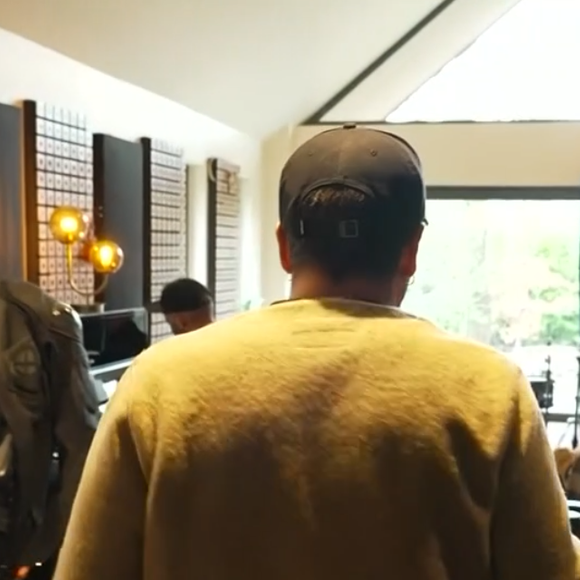 Claudio Capéo dans sa maison en Alsace. Reportage diffusé dans le JT de 13 heures de TF1 le 23 décembre 2025.