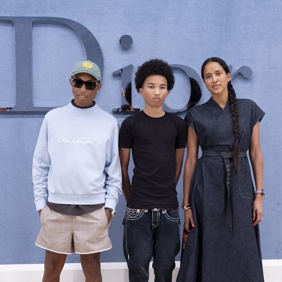 Pharrell Williams entre son fils Rocket Williams et sa femme Helen Lasichanh au photocall au défilé DIOR de la mode homme Printemps/Été 2026 dans le cadre de la Fashion Week de Paris à l'Hôtel National des Invalides, Place Vauban, à Paris, France, le 27 juin 2025. © Olivier Borde/Bestimage