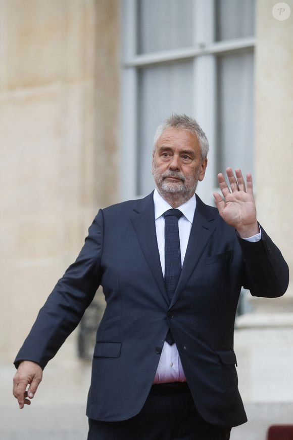 Le cinéaste français Luc Besson - Arrivée des invités au dîner d'Etat en l'honneur du président chinois Xi Jinping et de sa femme la Première Dame Peng Liyuan au palais présidentiel de l'Elysée à Paris, France, le 6 mai 2024. © Stéphane Lemouton / Bestimage