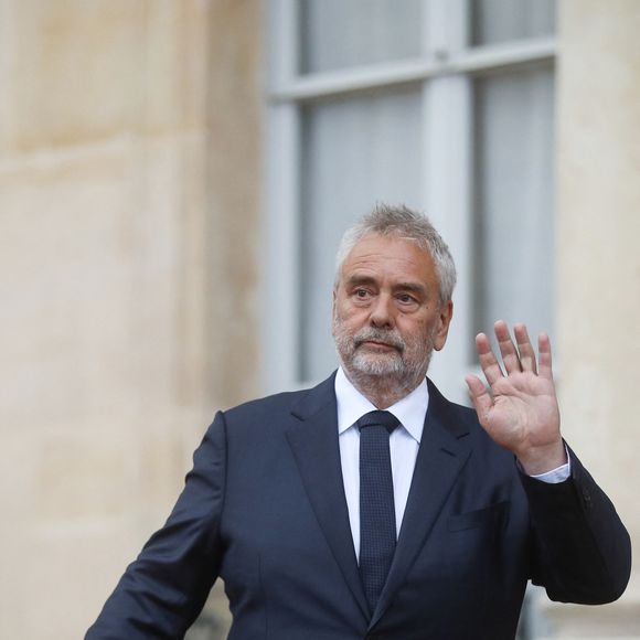 Le cinéaste français Luc Besson - Arrivée des invités au dîner d'Etat en l'honneur du président chinois Xi Jinping et de sa femme la Première Dame Peng Liyuan au palais présidentiel de l'Elysée à Paris, France, le 6 mai 2024. © Stéphane Lemouton / Bestimage