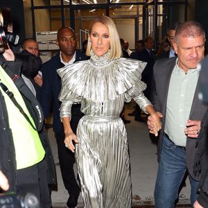 Celine Dion arbore une combinaison argentée de la marque Rodarte et des talons Gucci à la sortie de l'émission Watch What Happens Live à New York, le 14 novembre 2019.