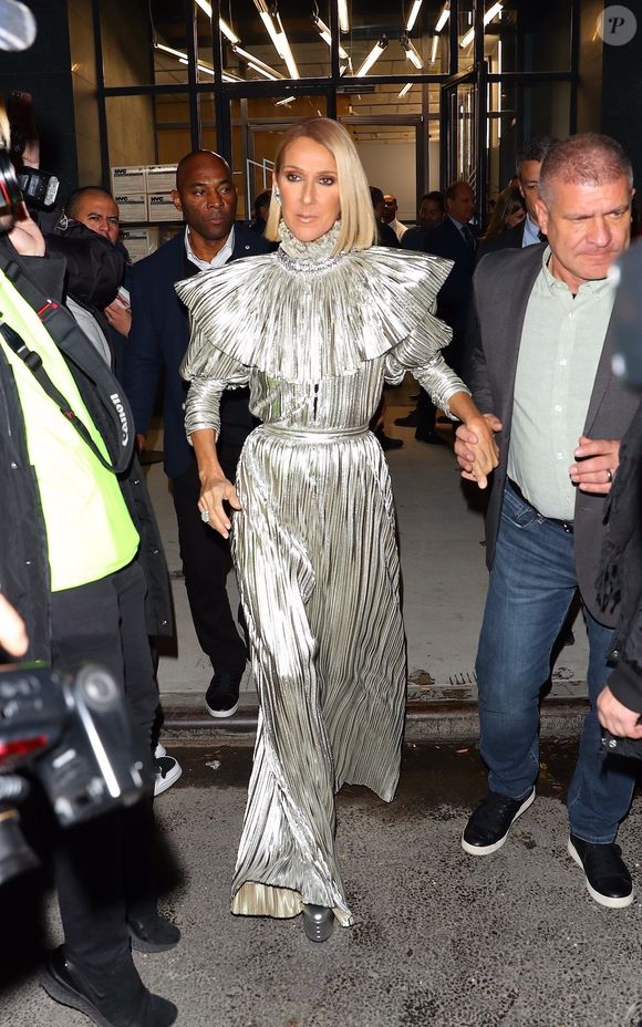 Celine Dion arbore une combinaison argentée de la marque Rodarte et des talons Gucci à la sortie de l'émission Watch What Happens Live à New York, le 14 novembre 2019.