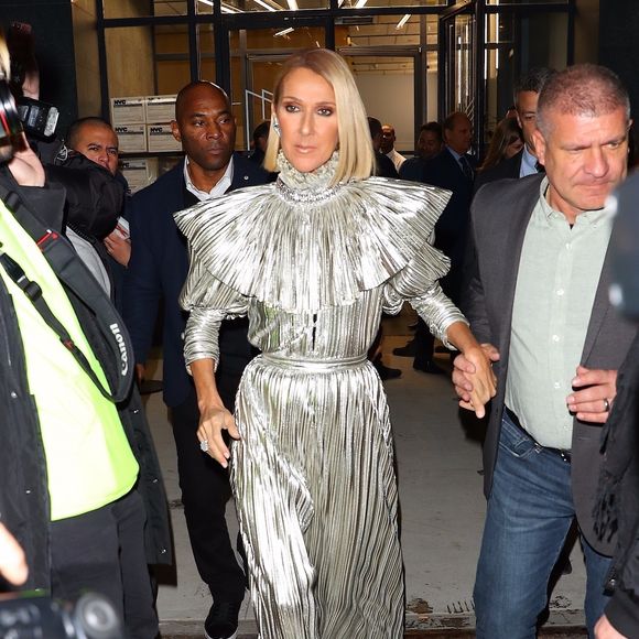 Celine Dion arbore une combinaison argentée de la marque Rodarte et des talons Gucci à la sortie de l'émission Watch What Happens Live à New York, le 14 novembre 2019.
