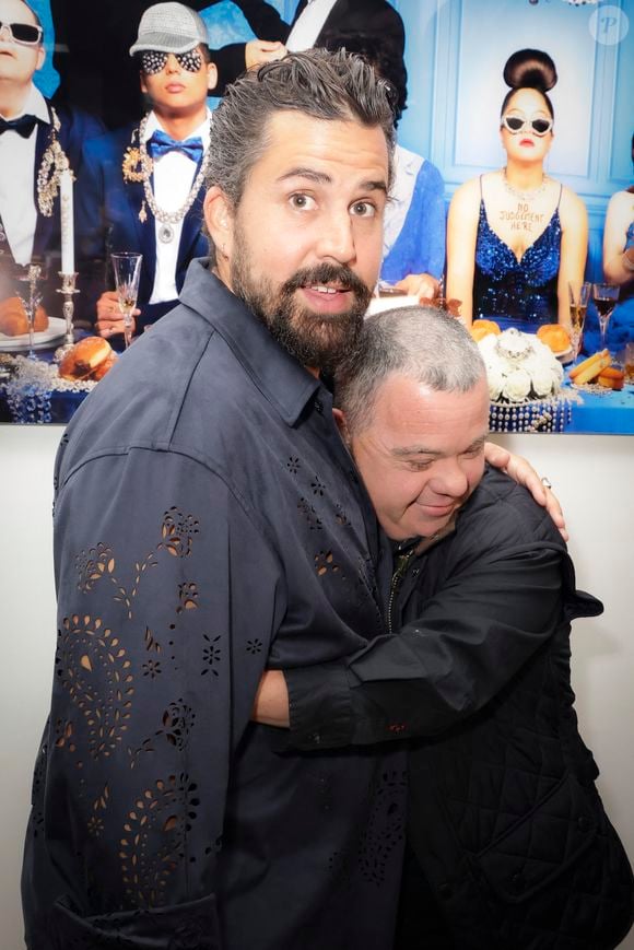 Artus, Arnaud Toupense, lors de la présentation de l'oeuvre "No Judgement here" de Philippe Shangti avec l'équipe du film "Un p'tit truc en plus" au studio Harcourt à Paris le 4 jin 2025. © Jack Tribeca / Bestimage