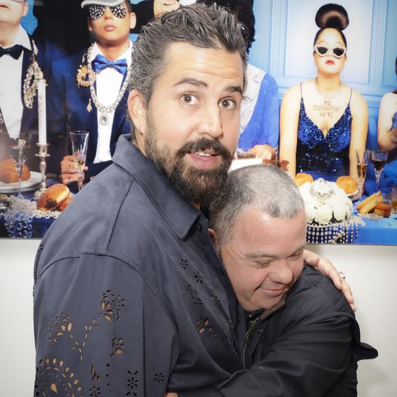Artus, Arnaud Toupense, lors de la présentation de l'oeuvre "No Judgement here" de Philippe Shangti avec l'équipe du film "Un p'tit truc en plus" au studio Harcourt à Paris le 4 jin 2025. © Jack Tribeca / Bestimage