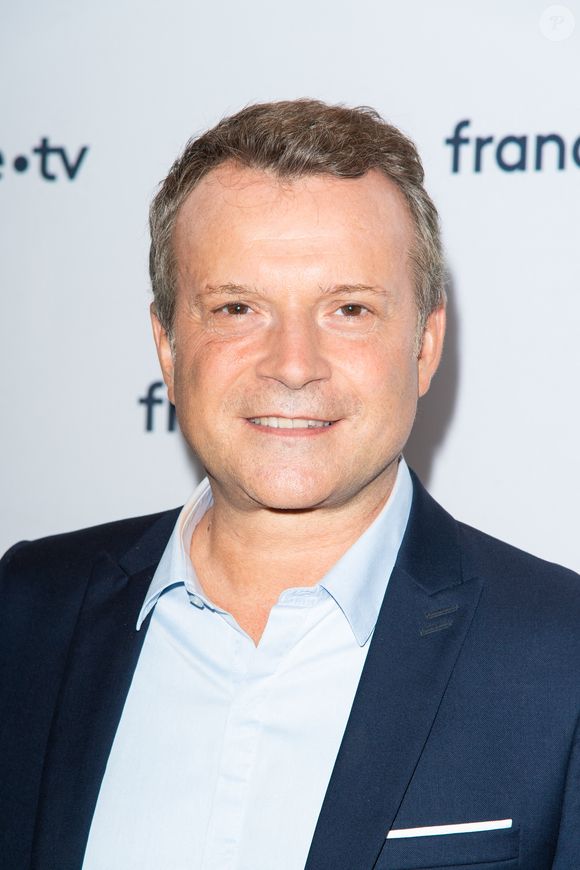 Chaque numéro abordera un angle ou enjeu majeur comme la pénurie de professionnels ou les inégalités d'accès aux soins. 

Axel de Tarlé lors du photocall dans le cadre de la conférence de presse de France Télévisions au Pavillon Gabriel à Paris, France, le 24 août 2021. © Pierre Perusseau/Bestimage