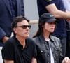 “On a aucune leçon à donner, on a beaucoup de chance d’avoir tenu bon. Il y a tellement de couples qui se séparent mais il n’y a pas de secret…” 
Charlotte Gainsbourg, son compagnon Yvan Attal dans les tribunes lors des Internationaux de France de Tennis de Roland Garros 2022. Paris, le 5 juin 2022. © Dominique Jacovides/Bestimage