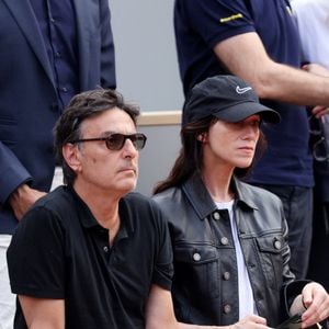 “On a aucune leçon à donner, on a beaucoup de chance d’avoir tenu bon. Il y a tellement de couples qui se séparent mais il n’y a pas de secret…” 
Charlotte Gainsbourg, son compagnon Yvan Attal dans les tribunes lors des Internationaux de France de Tennis de Roland Garros 2022. Paris, le 5 juin 2022. © Dominique Jacovides/Bestimage