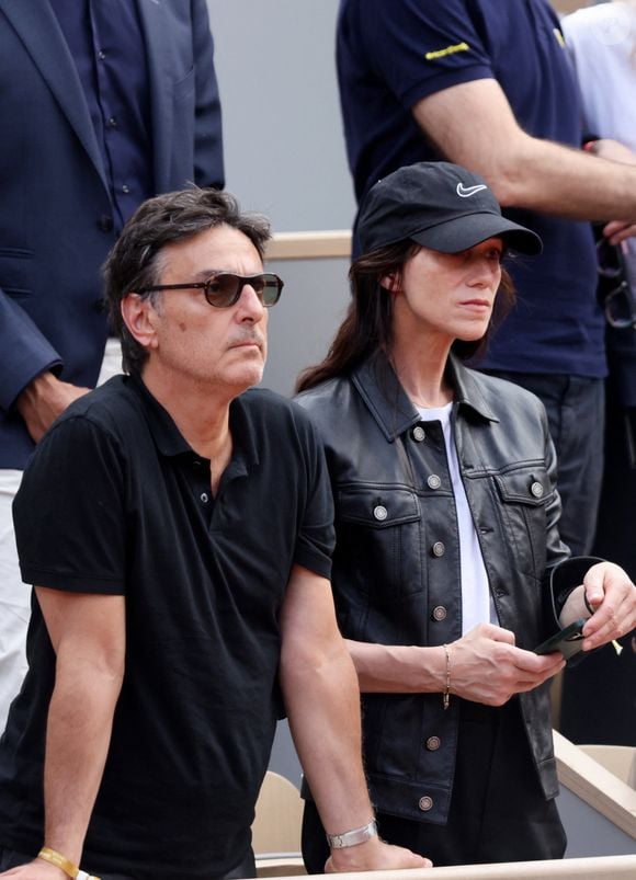 “On a aucune leçon à donner, on a beaucoup de chance d’avoir tenu bon. Il y a tellement de couples qui se séparent mais il n’y a pas de secret…” 
Charlotte Gainsbourg, son compagnon Yvan Attal dans les tribunes lors des Internationaux de France de Tennis de Roland Garros 2022. Paris, le 5 juin 2022. © Dominique Jacovides/Bestimage