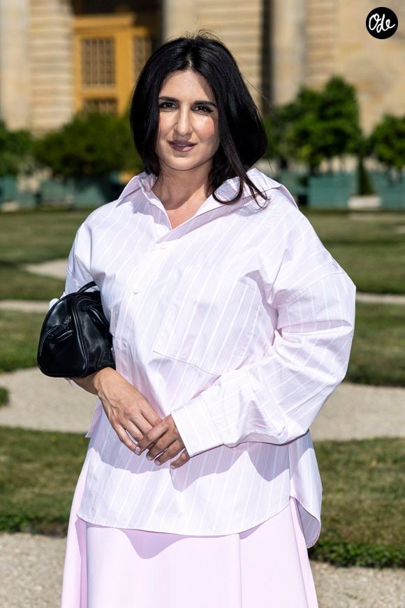 Une grossesse surprise qu'elle n'hésite pas à qualifier de véritable "miracle". 

Geraldine Nakache - VIP @ Défilé de mode Jacquemus dans les jardins de l’Orangerie à Versailles le 29 juin 2025. © Olivier Borde/Bestimage
