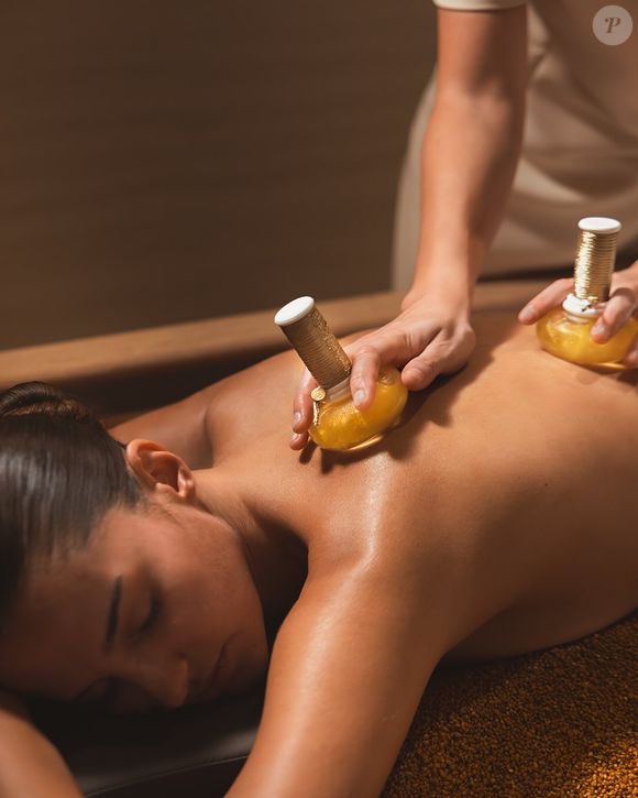 Pour parfaire l'expérience, la marque propose des rituels inédits, comme le soin "Souffle sur les Planches", un protocole sensoriel complet pour le corps et le visage inspiré par le littoral.