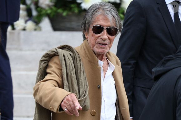 Les artistes demandent dans cette tribune transmise à l'Élysée une régulation stricte pour protéger la création.

Jacques Dutronc quittant la cérémonie funéraire de la chanteuse française Françoise Hardy au crématorium du Père Lachaise à Paris le 20 juin 2024. Photo par Raphael Lafargue/ABACAPRESS.COM