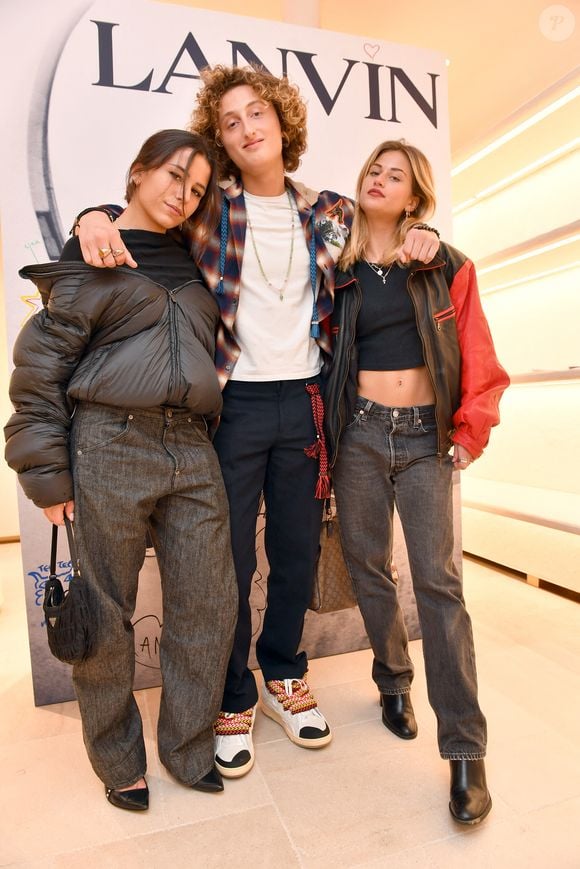 Clémentine de Selve, Joalukas Noah (fils de Y.Noah et I.Camus), Sasha Nikolic lors de la présentation de la collection capsule  de la maison Lanvin "Poetry in Motion", une nouvelle ligne jeune "surfer" , à la boutique Lanvin à Paris. Le 8 décembre 2021. © Veeren / Bestimage