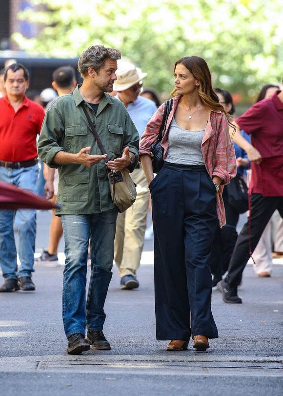 Katie Holmes et Joshua Jackson sur le tournage du film "Happy Hours" à New York le 8 août 2025. © Backgrid USA / Bestimage