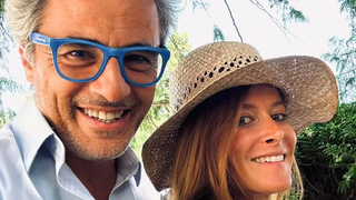 Julien Cohen (Affaire conclue) présente Mélanie, sa compagne de 20 ans de moins que lui et elle a un sacré point commun avec ses ex !