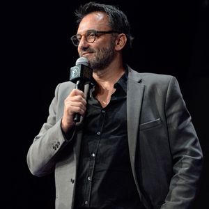 Un voyage pour perfectionner son anglais. 

Frederic Lopez lors de la présentation du film Alibi.com pendant le 20e Festival du film de comédie de l'Alpe d'Huez à l'Alpe d'Huez, France, le 20 janvier 2017. Photo par Julien Reynaud/APS-Medias/ABACAPRESS.COM