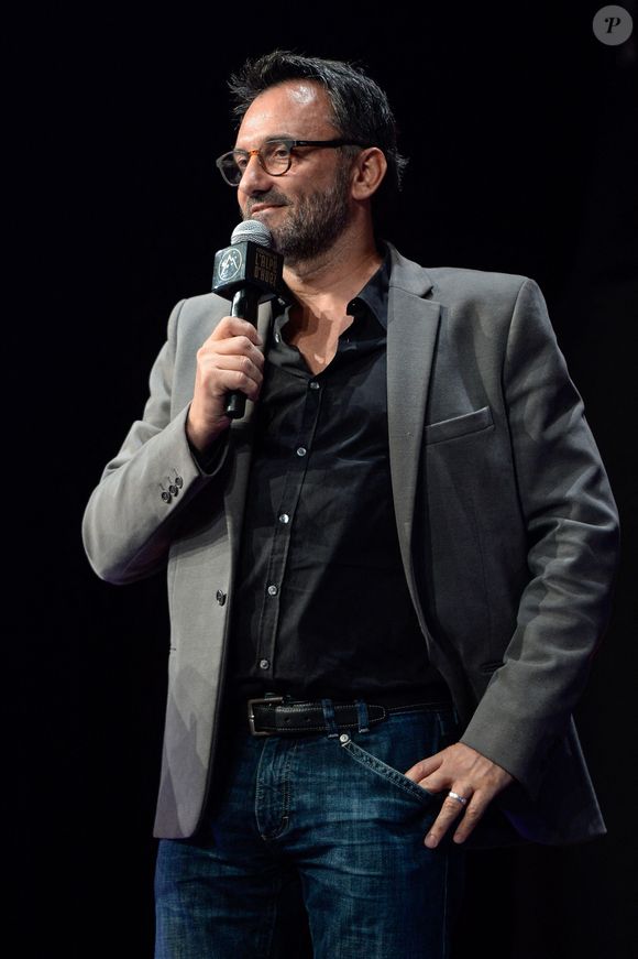 Un voyage pour perfectionner son anglais. 

Frederic Lopez lors de la présentation du film Alibi.com pendant le 20e Festival du film de comédie de l'Alpe d'Huez à l'Alpe d'Huez, France, le 20 janvier 2017. Photo par Julien Reynaud/APS-Medias/ABACAPRESS.COM