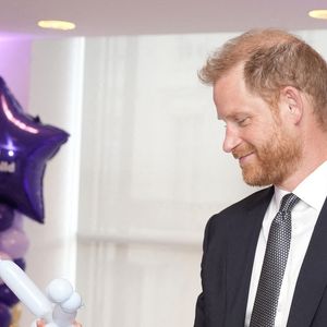 Le duc de Sussex regarde un modèle animal en ballon lors de la cérémonie annuelle des WellChild Awards 2025. © Chown Aaron/PA Photos/ABACA