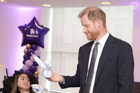 Le duc de Sussex regarde un modèle animal en ballon lors de la cérémonie annuelle des WellChild Awards 2025. © Chown Aaron/PA Photos/ABACA