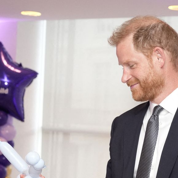 Le duc de Sussex regarde un modèle animal en ballon lors de la cérémonie annuelle des WellChild Awards 2025. © Chown Aaron/PA Photos/ABACA