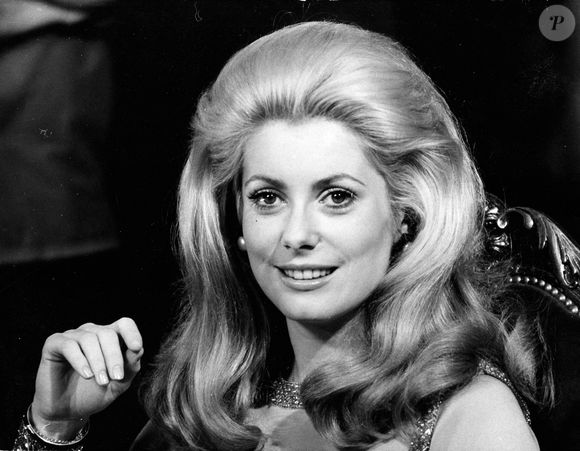 Londres, Angleterre, Royaume-Uni - L'actrice CATHERINE DENEUVE (née le 22 octobre 1943) est une actrice française doublement récompensée aux César, nommée aux BAFTA Awards et nommée aux Academy Awards. c. années 19760-1970. Photo par © Keystone Press Agency/ZUMA Press Wire/ABACAPRESS.COM