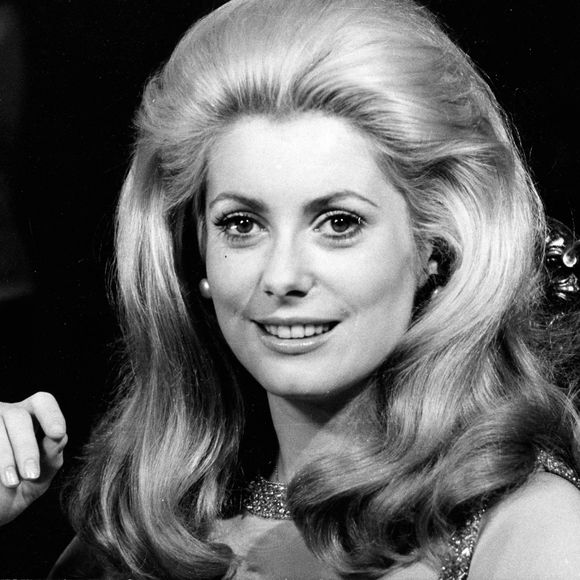 Londres, Angleterre, Royaume-Uni - L'actrice CATHERINE DENEUVE (née le 22 octobre 1943) est une actrice française doublement récompensée aux César, nommée aux BAFTA Awards et nommée aux Academy Awards. c. années 19760-1970. Photo par © Keystone Press Agency/ZUMA Press Wire/ABACAPRESS.COM
