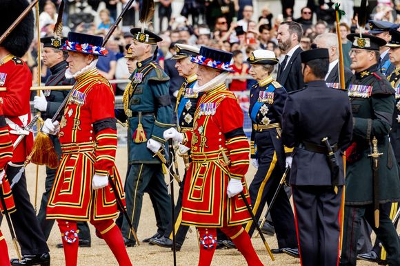 Le roi Charles III d'Angleterre, La princesse Anne, Le prince Andrew, duc d’York - Procession du cercueil de la reine Elizabeth II d'Angleterre de l'Abbaye de Westminster à Wellington Arch à Hyde Park Corner, près du palais de Buckingham, au son de Big Ben et de coups de canon. Dans le cadre des funérailles d'Etat, le cercueil sera ensuite transféré dans le corbillard royal pour prendre la direction du château de Windsor. Londres,  le 19 septembre 2022. Royalportraits Europe/Bernard Rubsamen / Bestimage