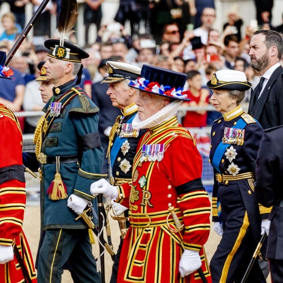 Le roi Charles III d'Angleterre, La princesse Anne, Le prince Andrew, duc d’York - Procession du cercueil de la reine Elizabeth II d'Angleterre de l'Abbaye de Westminster à Wellington Arch à Hyde Park Corner, près du palais de Buckingham, au son de Big Ben et de coups de canon. Dans le cadre des funérailles d'Etat, le cercueil sera ensuite transféré dans le corbillard royal pour prendre la direction du château de Windsor. Londres,  le 19 septembre 2022. Royalportraits Europe/Bernard Rubsamen / Bestimage