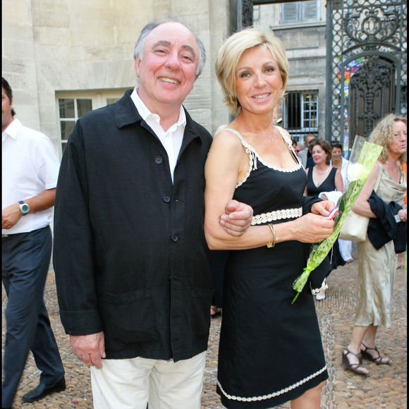 Philippe est décédé en 2017.

Evelyne Dhéliat et Philippe en 2007 à Avignon.